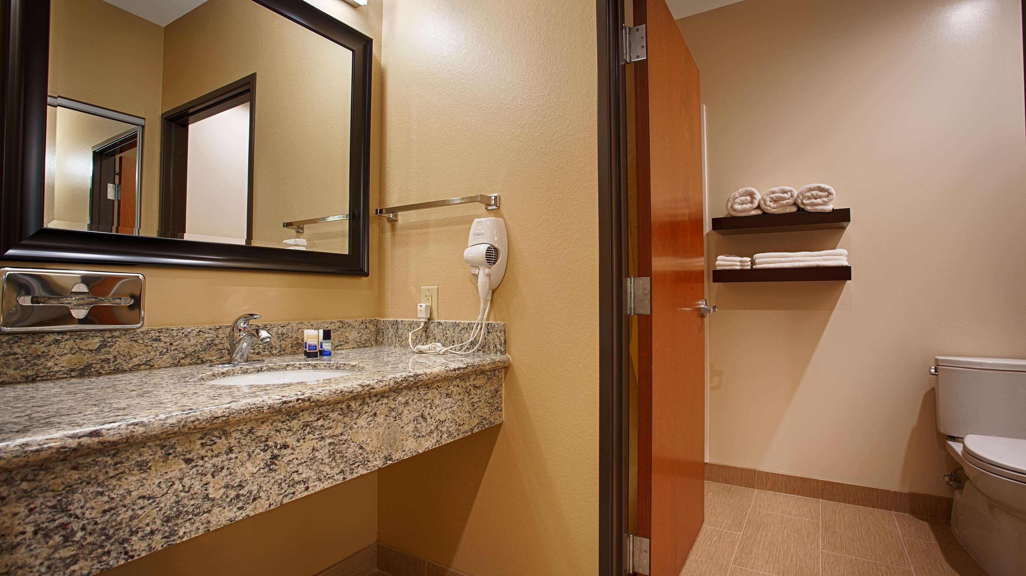 Best Western Plus Finger Lakes Inn & Suites Cortland Buitenkant foto